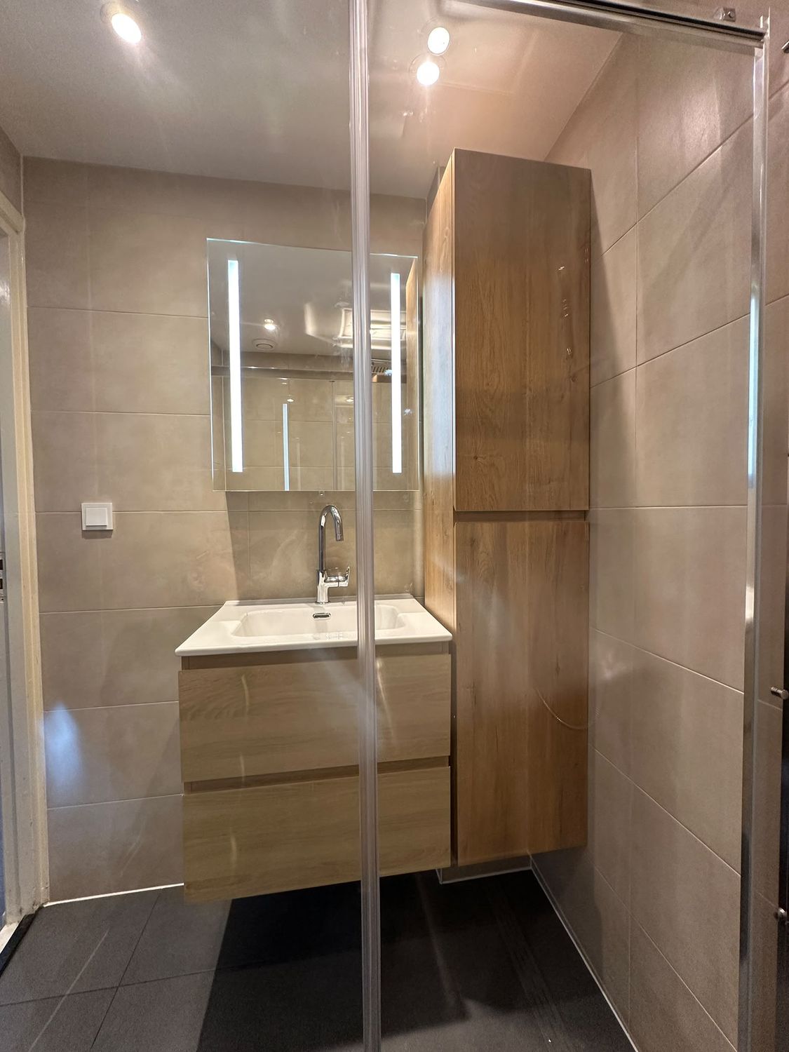 Badkamer met zwevend badmeubel