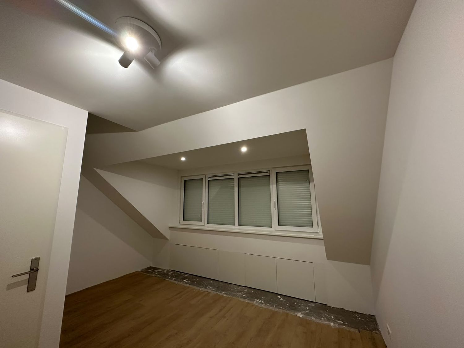 De kamer achter de dakkapel, met inbouwkasten