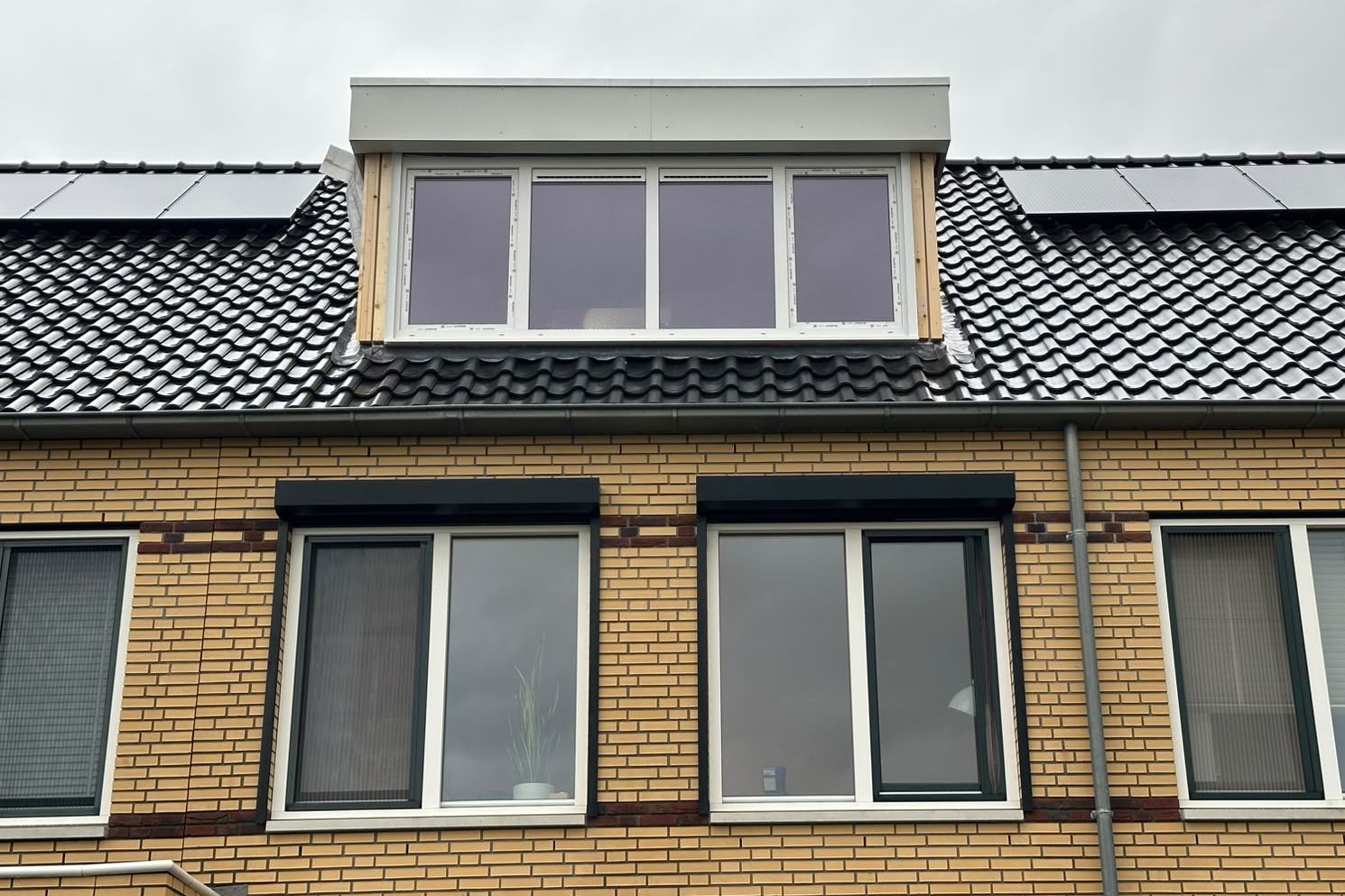 Hetzelfde dak met de dakkapel in aanbouw