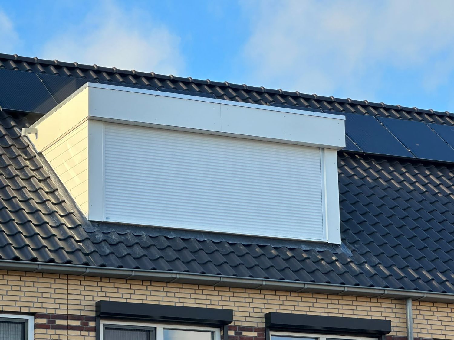 Dakkapel met gesloten rolluik