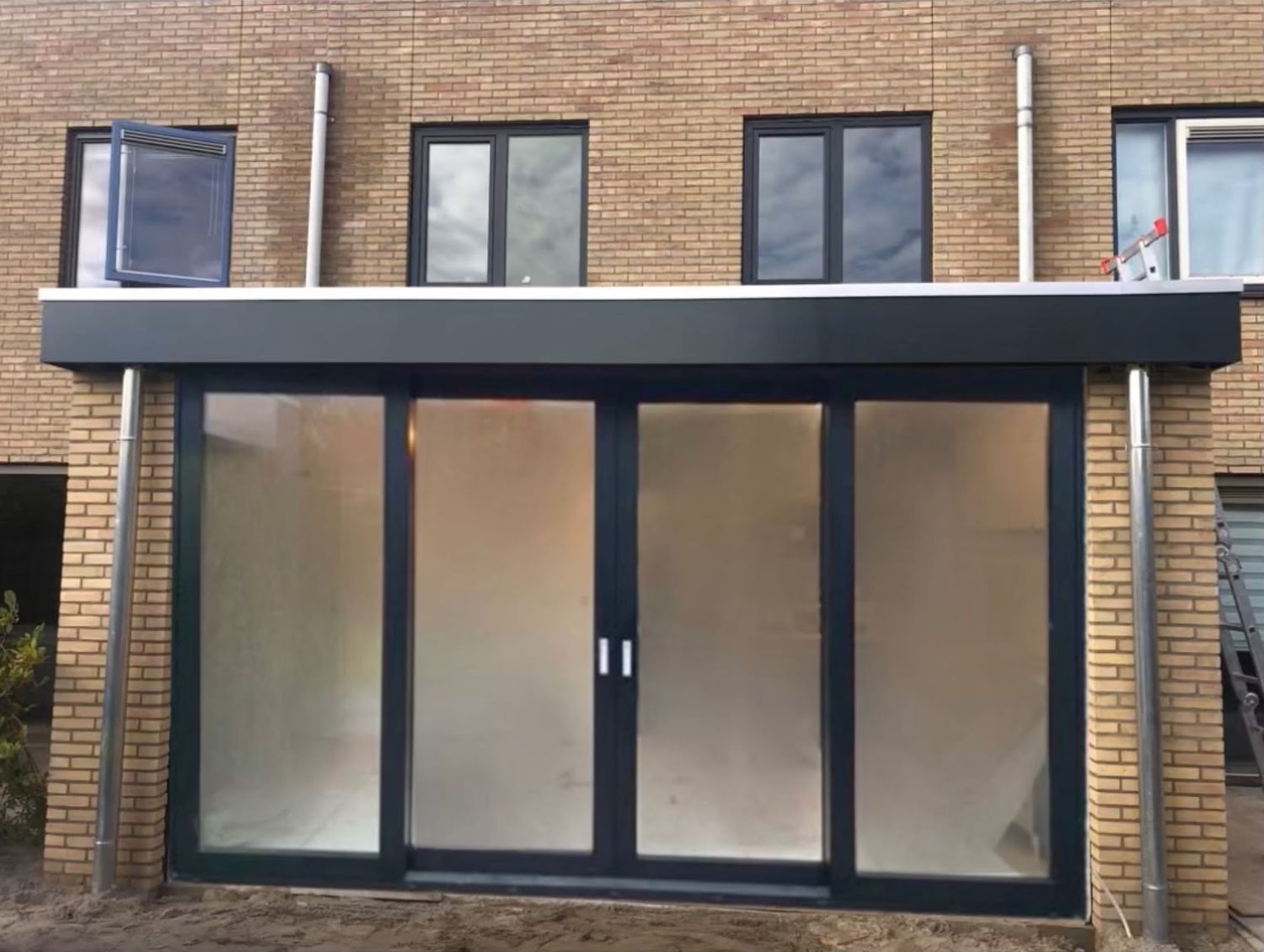 Uitbouw met glazen pui
